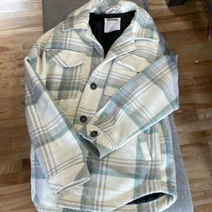 Small winter shacket, green and white